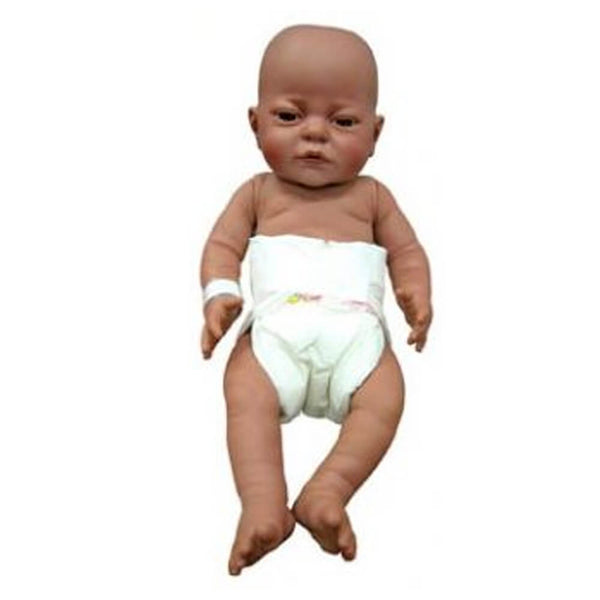 Poupée bébé nouveau-né multiculturelle fille avec couche